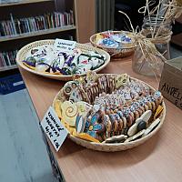Velikonoční prodej keramiky z chráněné dílny, zdroj: Městská knihovna v Českém Krumlově