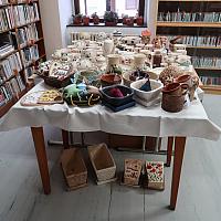 Velikonoční prodej keramiky z chráněné dílny, zdroj: Městská knihovna v Českém Krumlově