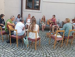 Prázdninový JAM na nádvoří, zdroj: Městská knihovna v Českém Krumlově (2/3)