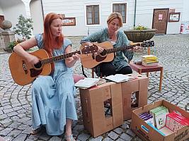 Prázdninový JAM na nádvoří, zdroj: Městská knihovna v Českém Krumlově (1/3)