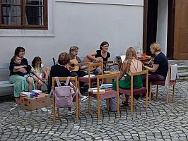 Prázdninový JAM na nádvoří, zdroj: Městská knihovna v Českém Krumlově (2/2)