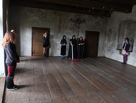 Pasování žáků prvního ročníku SUPŠ Anežky České 9. 10. 2025, zdroj: Městská knihovna v Českém Krumlově, foto: Městská knihovna v Českém Krumlově (2/47)