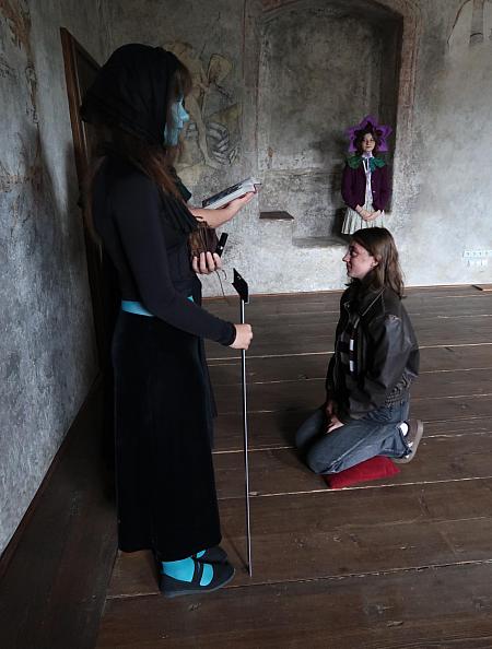 Pasování žáků prvního ročníku SUPŠ Anežky České 9. 10. 2025, zdroj: Městská knihovna v Českém Krumlově, foto: Městská knihovna v Českém Krumlově (8/47)