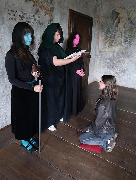 Pasování žáků prvního ročníku SUPŠ Anežky České 9. 10. 2025, zdroj: Městská knihovna v Českém Krumlově, foto: Městská knihovna v Českém Krumlově (9/47)