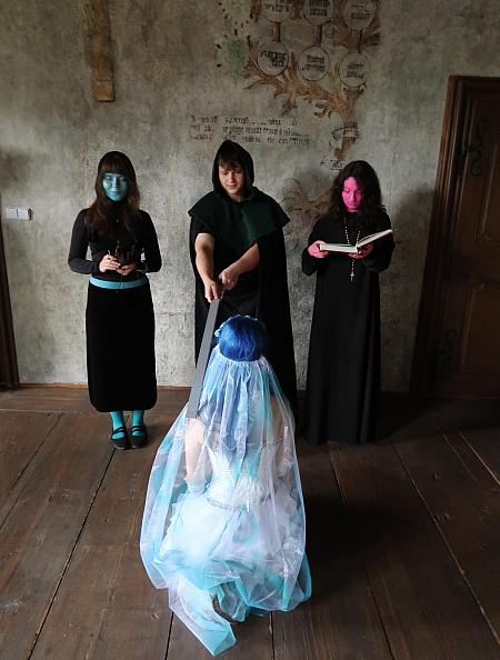 Pasování žáků prvního ročníku SUPŠ Anežky České 9. 10. 2025, zdroj: Městská knihovna v Českém Krumlově, foto: Městská knihovna v Českém Krumlově (13/47)