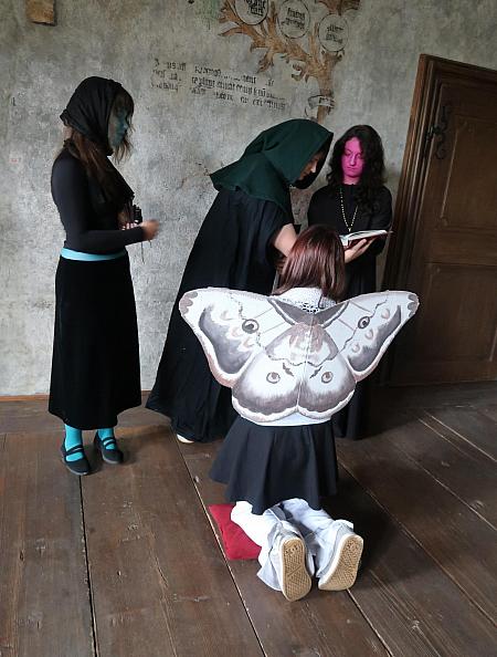 Pasování žáků prvního ročníku SUPŠ Anežky České 9. 10. 2025, zdroj: Městská knihovna v Českém Krumlově, foto: Městská knihovna v Českém Krumlově (15/47)