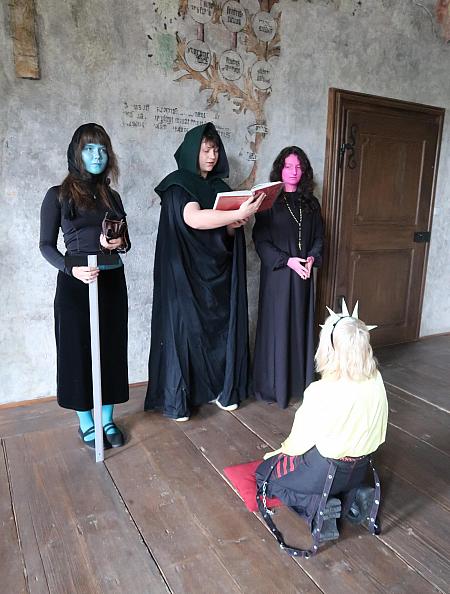 Pasování žáků prvního ročníku SUPŠ Anežky České 9. 10. 2025, zdroj: Městská knihovna v Českém Krumlově, foto: Městská knihovna v Českém Krumlově (18/47)