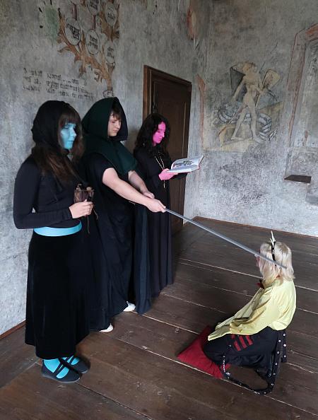 Pasování žáků prvního ročníku SUPŠ Anežky České 9. 10. 2025, zdroj: Městská knihovna v Českém Krumlově, foto: Městská knihovna v Českém Krumlově (20/47)