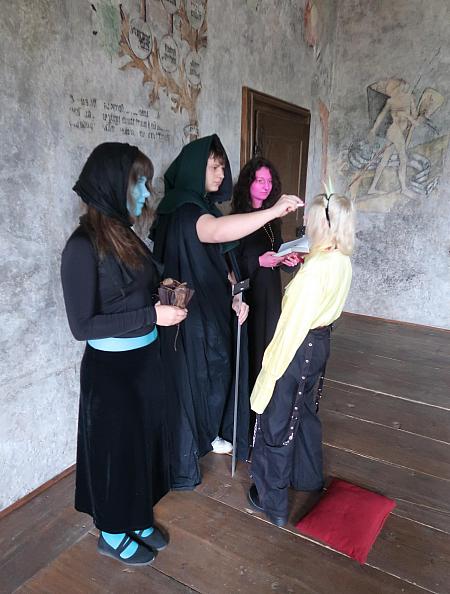 Pasování žáků prvního ročníku SUPŠ Anežky České 9. 10. 2025, zdroj: Městská knihovna v Českém Krumlově, foto: Městská knihovna v Českém Krumlově (21/47)