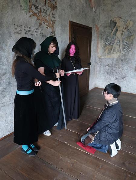 Pasování žáků prvního ročníku SUPŠ Anežky České 9. 10. 2025, zdroj: Městská knihovna v Českém Krumlově, foto: Městská knihovna v Českém Krumlově (22/47)