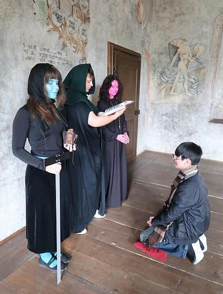 Pasování žáků prvního ročníku SUPŠ Anežky České 9. 10. 2025, zdroj: Městská knihovna v Českém Krumlově, foto: Městská knihovna v Českém Krumlově (24/47)