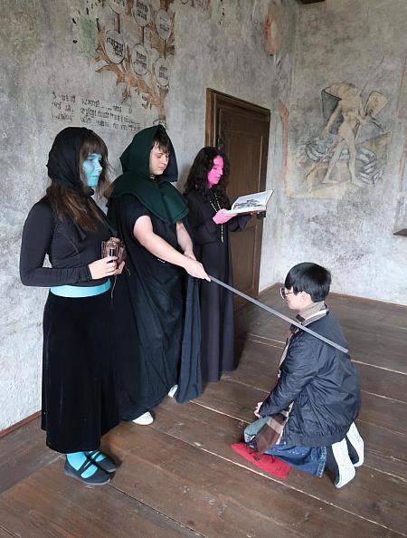 Pasování žáků prvního ročníku SUPŠ Anežky České 9. 10. 2025, zdroj: Městská knihovna v Českém Krumlově, foto: Městská knihovna v Českém Krumlově (25/47)