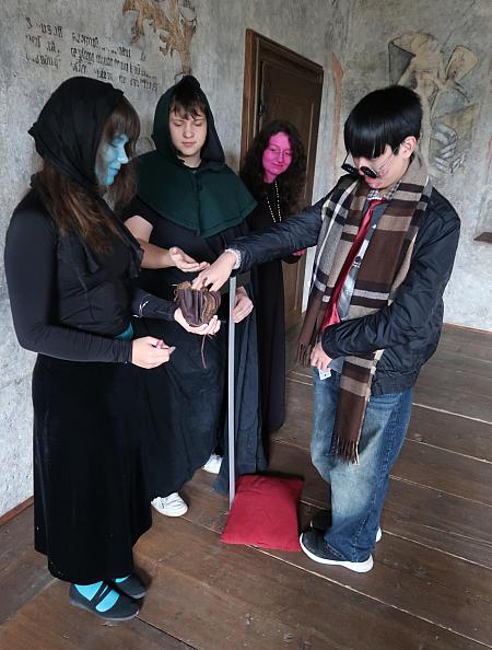 Pasování žáků prvního ročníku SUPŠ Anežky České 9. 10. 2025, zdroj: Městská knihovna v Českém Krumlově, foto: Městská knihovna v Českém Krumlově (26/47)