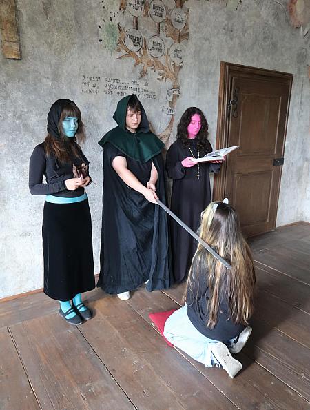 Pasování žáků prvního ročníku SUPŠ Anežky České 9. 10. 2025, zdroj: Městská knihovna v Českém Krumlově, foto: Městská knihovna v Českém Krumlově (29/47)