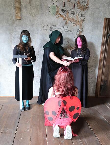 Pasování žáků prvního ročníku SUPŠ Anežky České 9. 10. 2025, zdroj: Městská knihovna v Českém Krumlově, foto: Městská knihovna v Českém Krumlově (32/47)