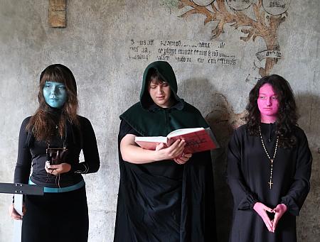 Pasování žáků prvního ročníku SUPŠ Anežky České 9. 10. 2025, zdroj: Městská knihovna v Českém Krumlově, foto: Městská knihovna v Českém Krumlově (33/47)