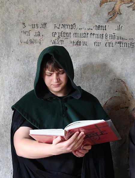 Pasování žáků prvního ročníku SUPŠ Anežky České 9. 10. 2025, zdroj: Městská knihovna v Českém Krumlově, foto: Městská knihovna v Českém Krumlově (34/47)