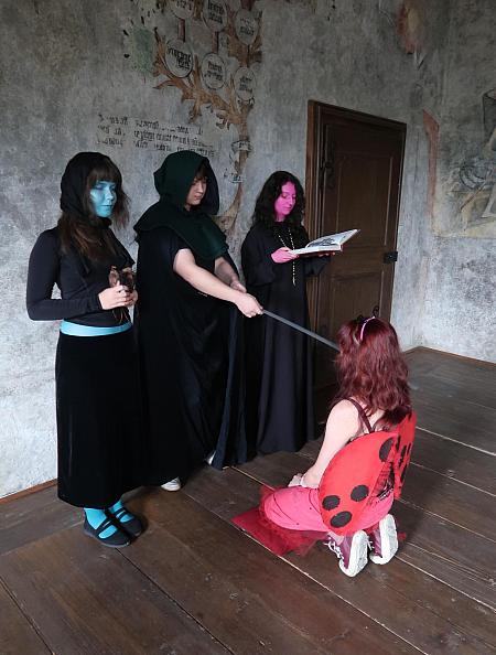 Pasování žáků prvního ročníku SUPŠ Anežky České 9. 10. 2025, zdroj: Městská knihovna v Českém Krumlově, foto: Městská knihovna v Českém Krumlově (35/47)