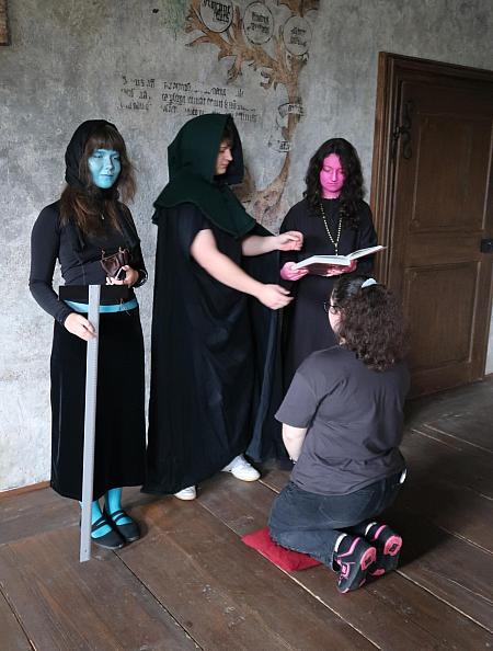 Pasování žáků prvního ročníku SUPŠ Anežky České 9. 10. 2025, zdroj: Městská knihovna v Českém Krumlově, foto: Městská knihovna v Českém Krumlově (37/47)