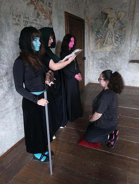 Pasování žáků prvního ročníku SUPŠ Anežky České 9. 10. 2025, zdroj: Městská knihovna v Českém Krumlově, foto: Městská knihovna v Českém Krumlově (39/47)