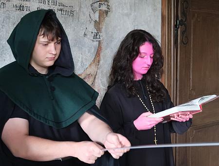 Pasování žáků prvního ročníku SUPŠ Anežky České 9. 10. 2025, zdroj: Městská knihovna v Českém Krumlově, foto: Městská knihovna v Českém Krumlově (40/47)