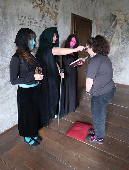 Pasování žáků prvního ročníku SUPŠ Anežky České 9. 10. 2025, zdroj: Městská knihovna v Českém Krumlově, foto: Městská knihovna v Českém Krumlově (41/47)