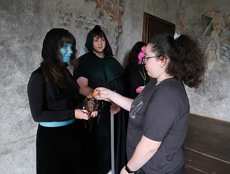 Pasování žáků prvního ročníku SUPŠ Anežky České 9. 10. 2025, zdroj: Městská knihovna v Českém Krumlově, foto: Městská knihovna v Českém Krumlově (42/47)