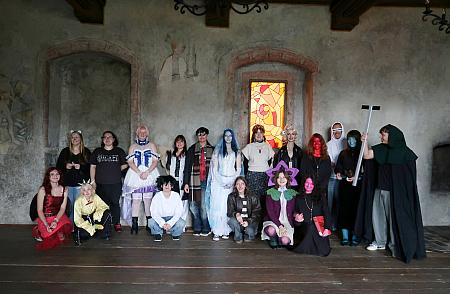 Pasování žáků prvního ročníku SUPŠ Anežky České 9. 10. 2025, zdroj: Městská knihovna v Českém Krumlově, foto: Městská knihovna v Českém Krumlově (46/47)