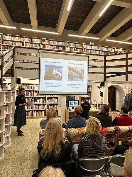 Poutavá přednáška o českokrumlovském zámeckém archivu, zdroj: Městská knihovna v Českém Krumlově, foto: Městská knihovna v Českém Krumlově (5/14)
