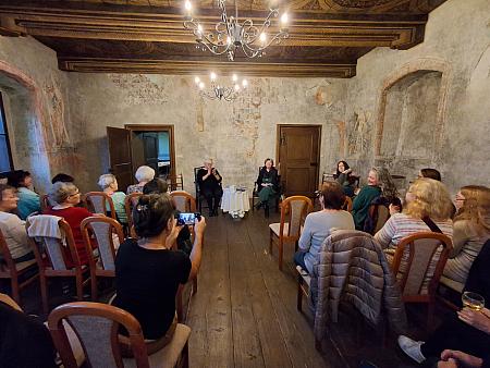 Čteme Hezky Česky 15. 10. 2025, zdroj: Městská knihovna v Českém Krumlově, foto: Jaroslava Valtrová a Martin Nechvíle (2/18)