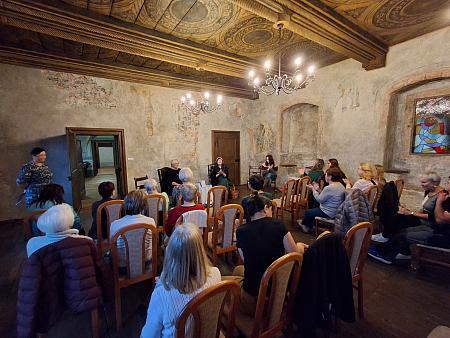 Čteme Hezky Česky 15. 10. 2025, zdroj: Městská knihovna v Českém Krumlově, foto: Jaroslava Valtrová a Martin Nechvíle