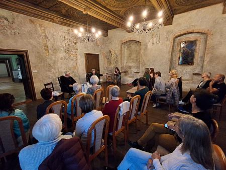 Čteme Hezky Česky 15. 10. 2025, zdroj: Městská knihovna v Českém Krumlově, foto: Jaroslava Valtrová a Martin Nechvíle (5/18)
