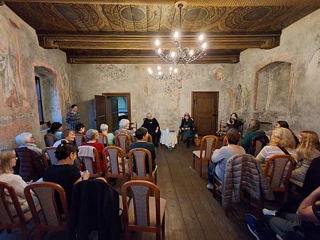 Čteme Hezky Česky 15. 10. 2025, zdroj: Městská knihovna v Českém Krumlově, foto: Jaroslava Valtrová a Martin Nechvíle (6/18)