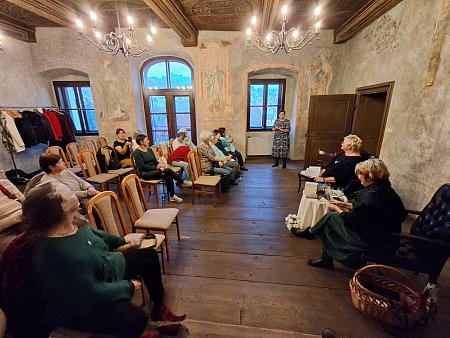 Čteme Hezky Česky 15. 10. 2025, zdroj: Městská knihovna v Českém Krumlově, foto: Jaroslava Valtrová a Martin Nechvíle (7/18)