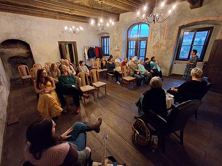 Čteme Hezky Česky 15. 10. 2025, zdroj: Městská knihovna v Českém Krumlově, foto: Jaroslava Valtrová a Martin Nechvíle (8/18)