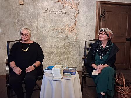 Čteme Hezky Česky 15. 10. 2025, zdroj: Městská knihovna v Českém Krumlově, foto: Jaroslava Valtrová a Martin Nechvíle (10/18)