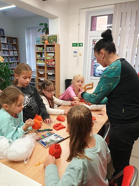 Halloweenské tvoření na Míru 23. 10. 2025, zdroj: Městská knihovna v Českém Krumlově, foto: Městská knihovna v Českém Krumlově (11/24)