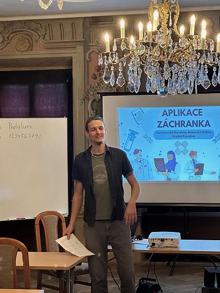 Chytré telefony bez bariér: studentky ze SZŠ pomáhali českokrumlovským seniorům, zdroj: Městská knihovna v Českém Krumlově, foto: Městská knihovna v Českém Krumlově (1/14)