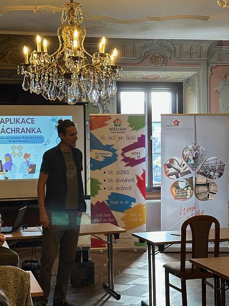 Chytré telefony bez bariér: studentky ze SZŠ pomáhali českokrumlovským seniorům, zdroj: Městská knihovna v Českém Krumlově, foto: Městská knihovna v Českém Krumlově (2/14)