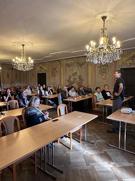 Chytré telefony bez bariér: studentky ze SZŠ pomáhali českokrumlovským seniorům, zdroj: Městská knihovna v Českém Krumlově, foto: Městská knihovna v Českém Krumlově (3/14)