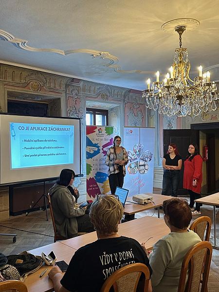 Chytré telefony bez bariér: studentky ze SZŠ pomáhali českokrumlovským seniorům, zdroj: Městská knihovna v Českém Krumlově, foto: Městská knihovna v Českém Krumlově (4/14)
