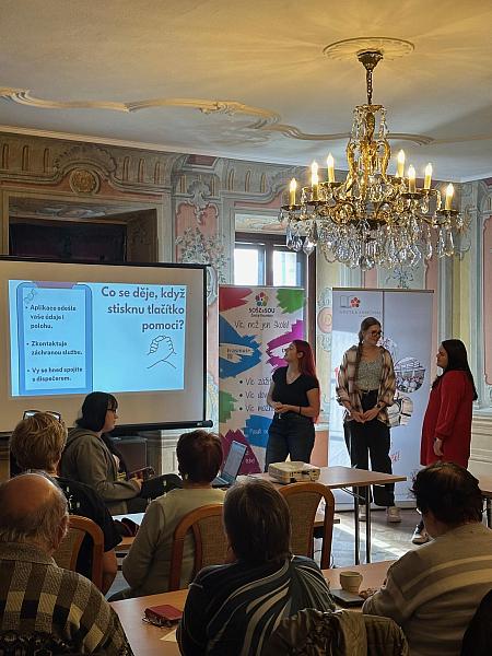 Chytré telefony bez bariér: studentky ze SZŠ pomáhali českokrumlovským seniorům, zdroj: Městská knihovna v Českém Krumlově, foto: Městská knihovna v Českém Krumlově (5/14)