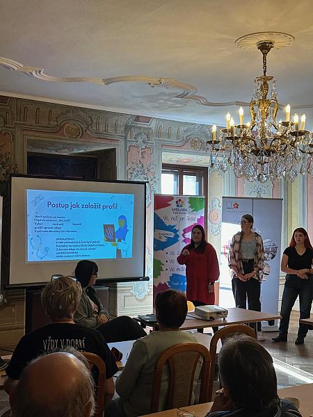 Chytré telefony bez bariér: studentky ze SZŠ pomáhali českokrumlovským seniorům, zdroj: Městská knihovna v Českém Krumlově, foto: Městská knihovna v Českém Krumlově (6/14)