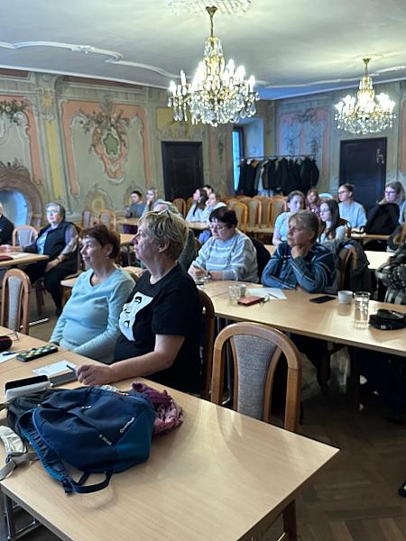 Chytré telefony bez bariér: studentky ze SZŠ pomáhali českokrumlovským seniorům, zdroj: Městská knihovna v Českém Krumlově, foto: Městská knihovna v Českém Krumlově (7/14)