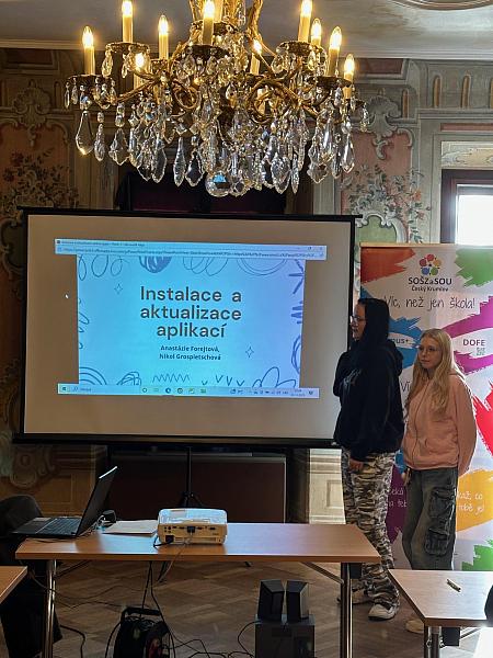 Chytré telefony bez bariér: studentky ze SZŠ pomáhali českokrumlovským seniorům, zdroj: Městská knihovna v Českém Krumlově, foto: Městská knihovna v Českém Krumlově (8/14)