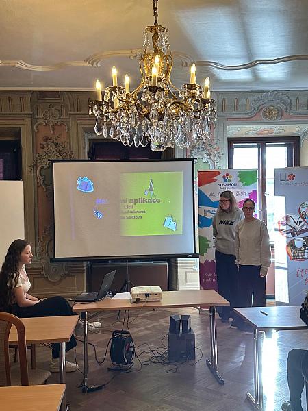 Chytré telefony bez bariér: studentky ze SZŠ pomáhali českokrumlovským seniorům, zdroj: Městská knihovna v Českém Krumlově, foto: Městská knihovna v Českém Krumlově (9/14)