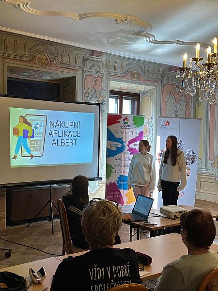 Chytré telefony bez bariér: studentky ze SZŠ pomáhali českokrumlovským seniorům, zdroj: Městská knihovna v Českém Krumlově, foto: Městská knihovna v Českém Krumlově (10/14)