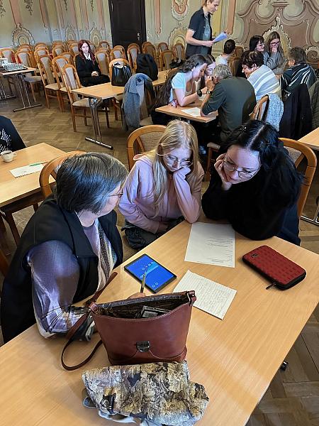 Chytré telefony bez bariér: studentky ze SZŠ pomáhali českokrumlovským seniorům, zdroj: Městská knihovna v Českém Krumlově, foto: Městská knihovna v Českém Krumlově (11/14)