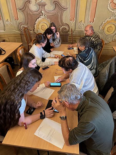 Chytré telefony bez bariér: studentky ze SZŠ pomáhali českokrumlovským seniorům, zdroj: Městská knihovna v Českém Krumlově, foto: Městská knihovna v Českém Krumlově (12/14)