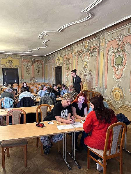 Chytré telefony bez bariér: studentky ze SZŠ pomáhali českokrumlovským seniorům, zdroj: Městská knihovna v Českém Krumlově, foto: Městská knihovna v Českém Krumlově (13/14)